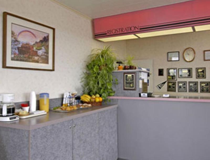 Redwood Inn Кресент-Сити Экстерьер фото
